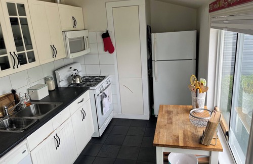 East Side House | Stylish Garden suite in the heart of East Van w Mtn views. Downtown in 15 mins!