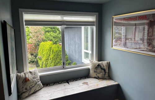 East Side House | Stylish Garden suite in the heart of East Van w Mtn views. Downtown in 15 mins!