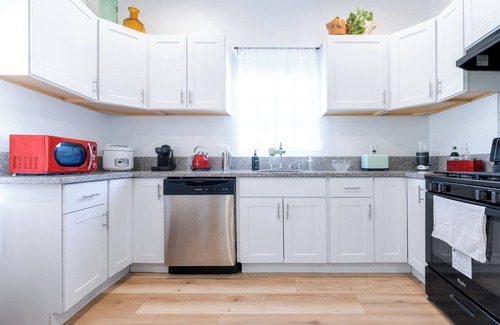 Atwater Village House | Stylish, gated, 3B/3B Bungalow - next to Silverlake/Echo Park - private parking