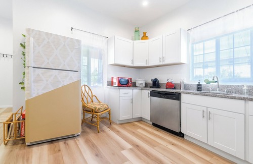 Atwater Village House | Stylish, gated, 3B/3B Bungalow - next to Silverlake/Echo Park - private parking