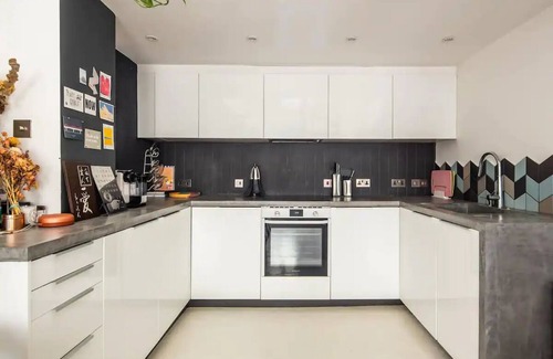 Homerton Apartment | Stylish Georgian loft 3beds in London