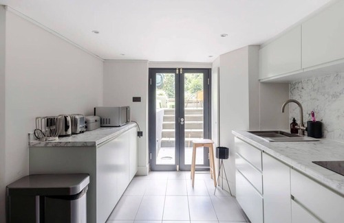 Islington Apartment | Stylish Georgian Townhouse w Sun Terrace Garden