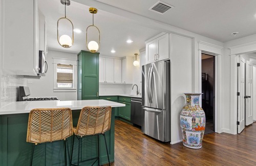 Weatherford Apartment | Stylish getaway in the Historical District. Walk to Dinner & Shopping. Fast WiFi