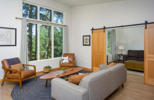 Rosario House | Stylish, Gourmet Kitchen, Minutes To Moran Park