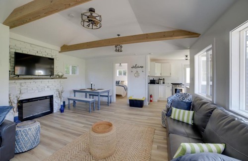 Grass Lake House | Stylish Grass Lake Retreat - Steps to Park!