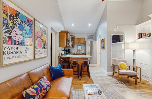 Saugatuck Condo | Stylish, ground-floor getaway between Saugatuck & Douglas, walk to it all!