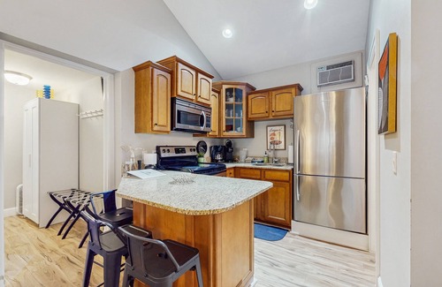 Saugatuck Condo | Stylish, ground-floor getaway between Saugatuck & Douglas, walk to it all!