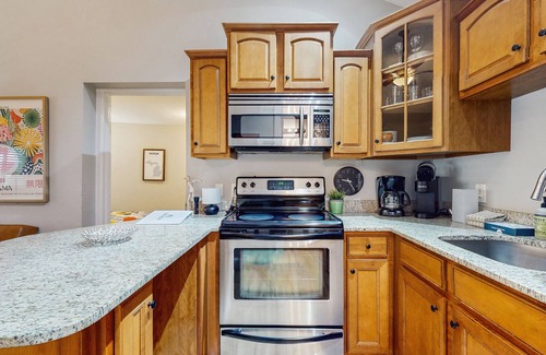 Saugatuck Condo | Stylish, ground-floor getaway between Saugatuck & Douglas, walk to it all!