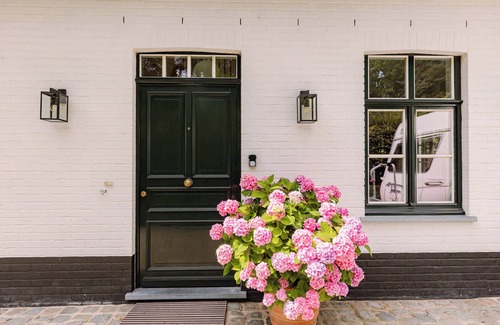 Sint-Andries Villa | Stylish Guest Rooms: Free Bikes, Terrace & Parking
