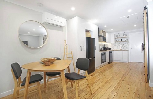 Belrose Apartment | Stylish Guesthouse in the Heart of Belrose