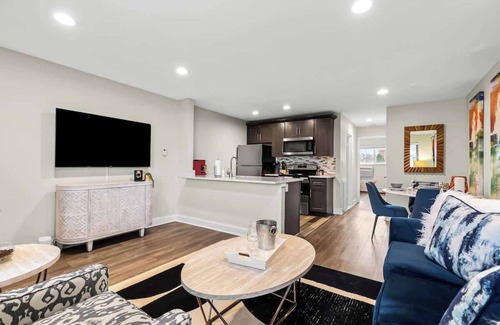 Royal Oak Apartment | Stylish Haven in Royal Oak | 1BA | 1BD