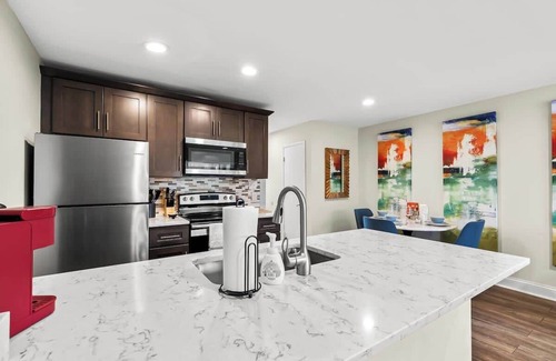 Royal Oak Apartment | Stylish Haven in Royal Oak | 1BA | 1BD
