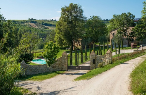 Castelplanio Villa | Stylish Hilltop Villa ๐ฟ Pool, Views & Vineyard Charm, 5-min Walk to Village