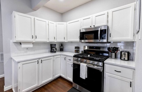 Oak Cliff House | STYLISH Historic Home Near Bishop Arts – 5 min