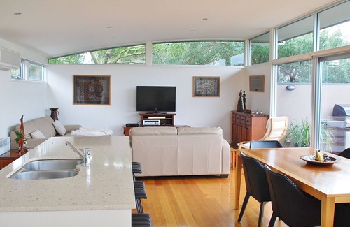 Inverloch House | Stylish Holiday Home opposite Surf