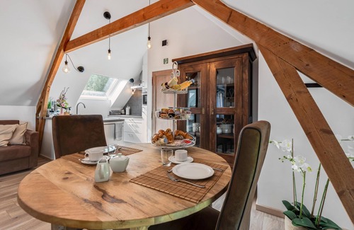 Zingem Apartment | Stylish holiday home with a hot tub and terrace