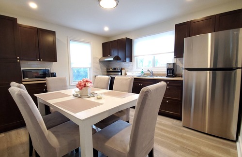Fallsview House | Stylish home 10 minutes walk to the Falls