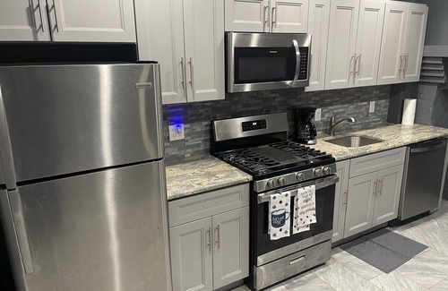 West Orange Apartment | STYLISH HOME 20 MINS AMERICAN DREAM MALL NYC EWR
