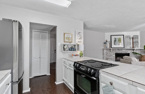 The Colony House | Stylish Home 3Bed 2Bath Yard & Ample Amenities