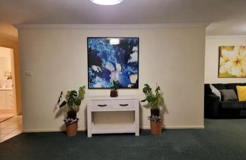 Worrigee House | Stylish Home 3mins walk to Worrigee Medical Centre with Free Parking