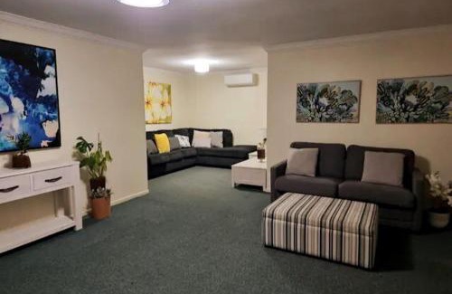 Worrigee House | Stylish Home 3mins walk to Worrigee Medical Centre with Free Parking