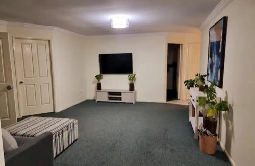 Worrigee House | Stylish Home 3mins walk to Worrigee Medical Centre with Free Parking