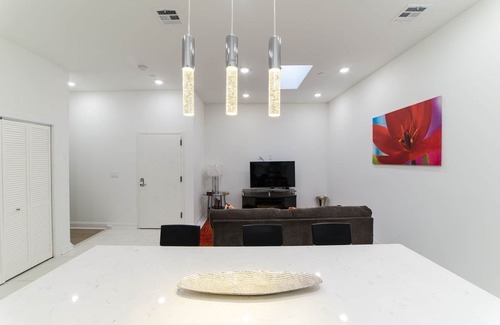 East Passyunk Crossing House | Stylish Home 4BD/4BATH/2 Indoor Car Garage near all Stadiums and Center City