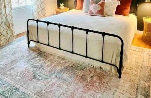 Ironton House | Stylish home 6 miles from Elephant Rock State Park