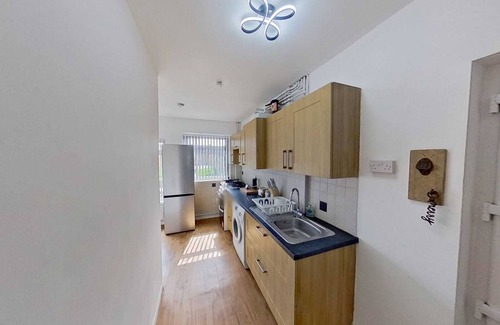 Sheldon House | Stylish home Airport-JLR-HS2-NEC-Driveway