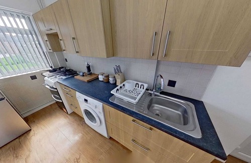 Sheldon House | Stylish home Airport-JLR-HS2-NEC-Driveway