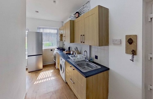 Sheldon House | Stylish home Airport-JLR-HS2-NEC-Driveway