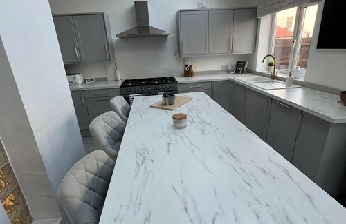 Moreton House | Stylish Home Away from Homen6 Minutes Drive to Beach