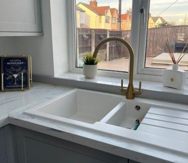 Moreton House | Stylish Home Away From Home! 6 Minutes from Beach!