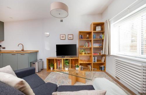 Stroud House | Stylish Home Beautiful Views & Parking Stroud