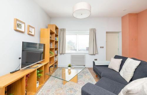Stroud House | Stylish Home Beautiful Views & Parking Stroud