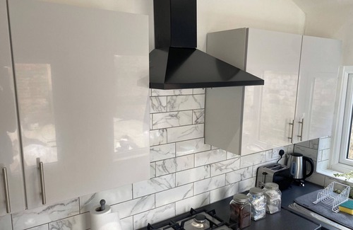 Bootle House | Stylish Home close to City Centre/Anfield Stadium/Hospital - Sleeps up to 10
