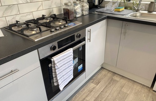 Bootle House | Stylish Home close to City Centre/Anfield Stadium/Hospital - Sleeps up to 10