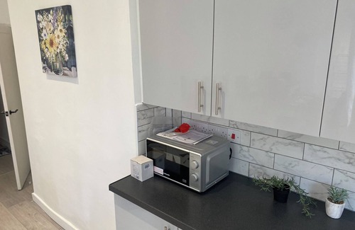 Bootle House | Stylish Home close to City Centre/Anfield Stadium/Hospital - Sleeps up to 10