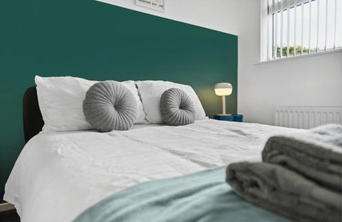 Royal Leamington Spa House | Stylish Home From Home 3 bed house, sleeps 6, private parking, WiFi Leamington Spa