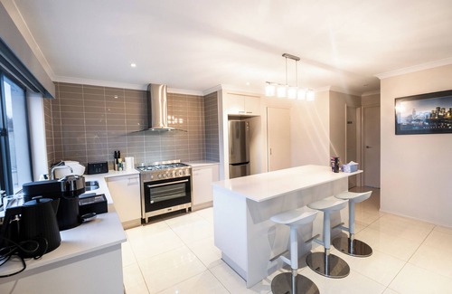 Bell Park House | Stylish Home in Geelong for Large Family or Group