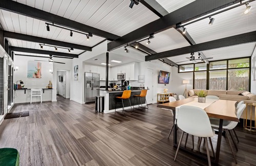 Northwest Dallas House | Stylish Home near Love-Field Airport, King & Queen Beds with a Large Yard