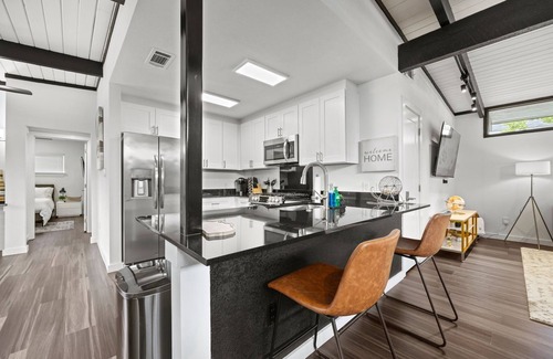Northwest Dallas House | Stylish Home near Love-Field Airport, King & Queen Beds with a Large Yard