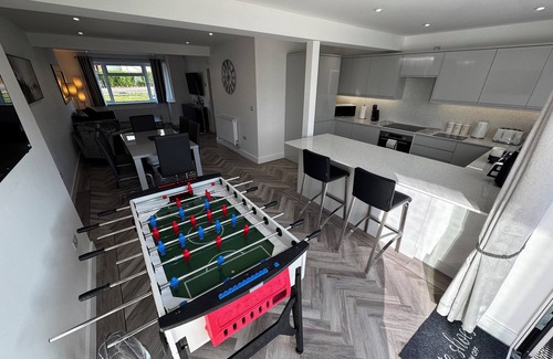 Aylesbury House | Stylish home offering a open plan living area, 3 comfy bedrooms and table tennis