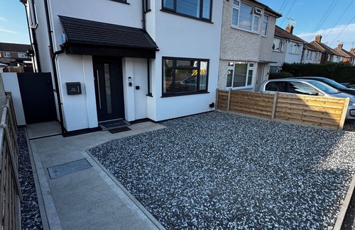 Aylesbury House | Stylish home offering a open plan living area, 3 comfy bedrooms and table tennis