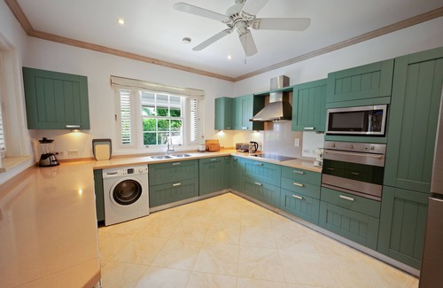 Little Battaleys House | Stylish home, pool, garden, beach club included, short walk to Mullins Beach