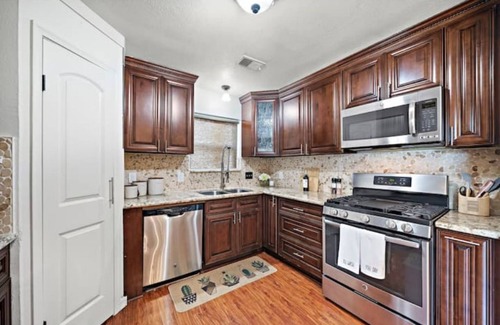 Houston House | Stylish Home w Breakfast Bar in Prime Location!