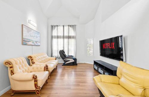 Valinda House | Stylish Home w Full Kitchen Garage Backyard