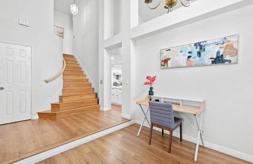 Valinda House | Stylish Home w Full Kitchen Garage Backyard