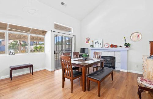 Valinda House | Stylish Home w Full Kitchen Garage Backyard
