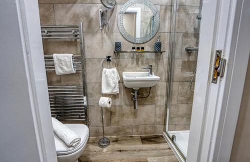 Olton House | Stylish House - B'ham Airport and NEC, JLR Solihull, Business & Leisure Stays - Aspen House
